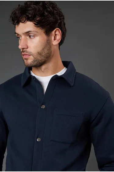 قميص بنمط جاكيت جيرسية لون كحلي