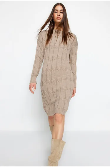 فستان ترينديول كنزةشتوي بيج قصير بقصة مستقيمة بأكمام طويلة