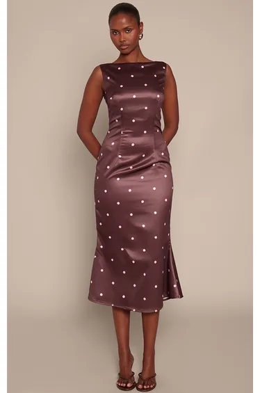 فستان ميداكسي ساتان بذيل السمكة بطبعة منقطة - بني