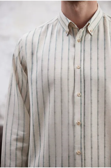 قميص كتان فضفاض لون كريمي