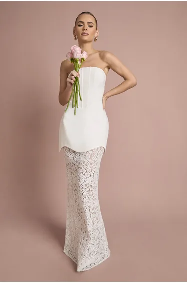 فستان بوهو أبيض بلا أكتاف