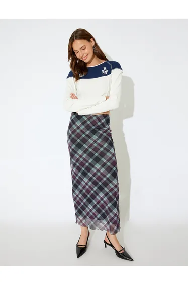 تيشيرت بأكمام طويلة بياقة دائرية بشعار لون أبيض 