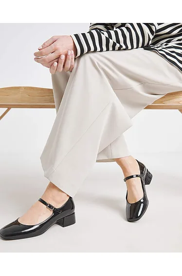 حذاء بكعب عريض قصير