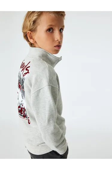 سويتشيرت بياقة عالية بجيوب بسحاب نصفي بطبعة