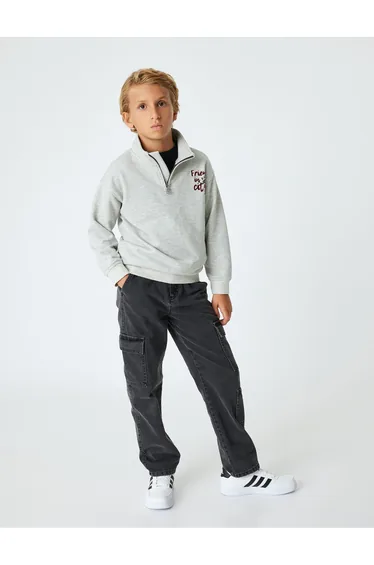 سويتشيرت بياقة عالية بجيوب بسحاب نصفي بطبعة