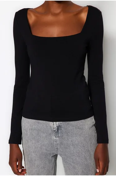 بلوزة لون أسود بقصة ضيقة 