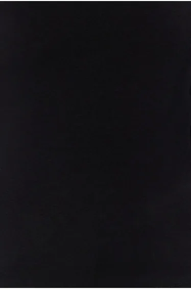 بلوزة لون أسود بقصة ضيقة 