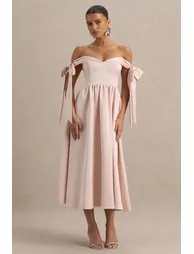 فستان ميدي ساتان بتصميم لف بفيونكة بأكمام قصيرة بأكتاف مكشوفة - زهري