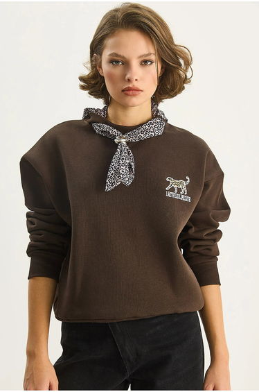 LUCCI Embroidered Crew Neck Sweatshirt with Leopard Print Accessory