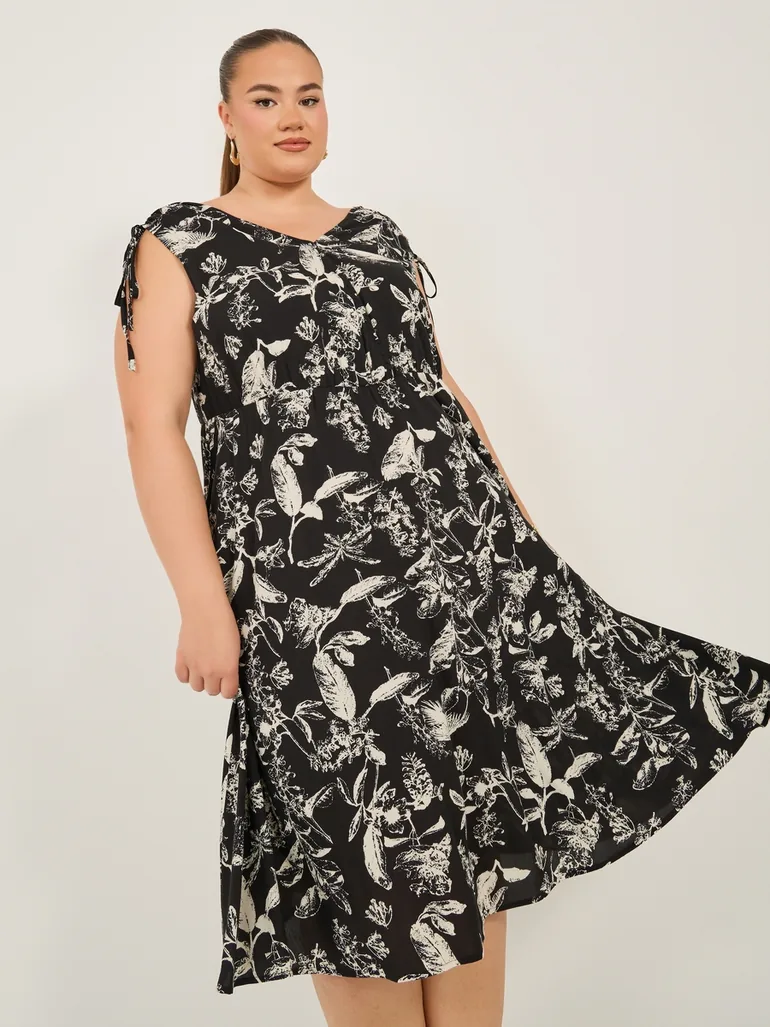 Plus Size All-Over Floral Print Sleeveless Knee Length Dress - 1