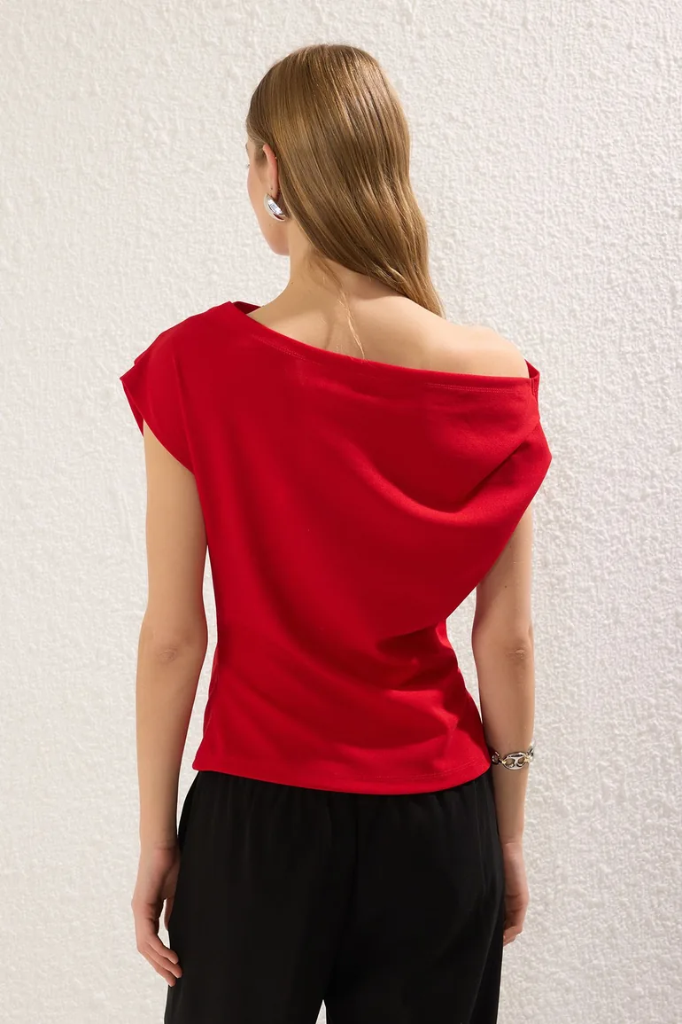 Red Gathered/Draped Detailed Flowy Asymmetric Collar Knitted Blouse - 3