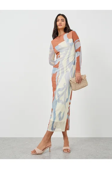 فستان ماكسي ضيق بأكمام طويلة بطبعة