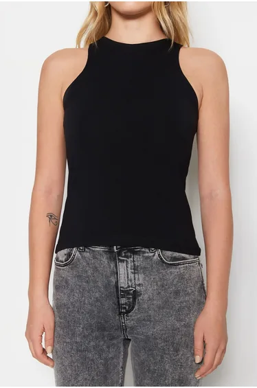 بلوزة لون أسود بقصة ضيقة