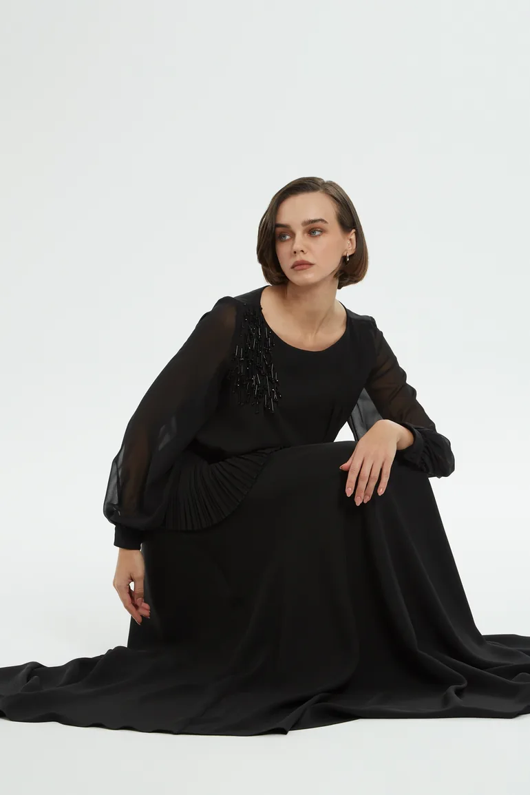 فستان طويل بتطريز مزين بالخرز لون أسود  - 2