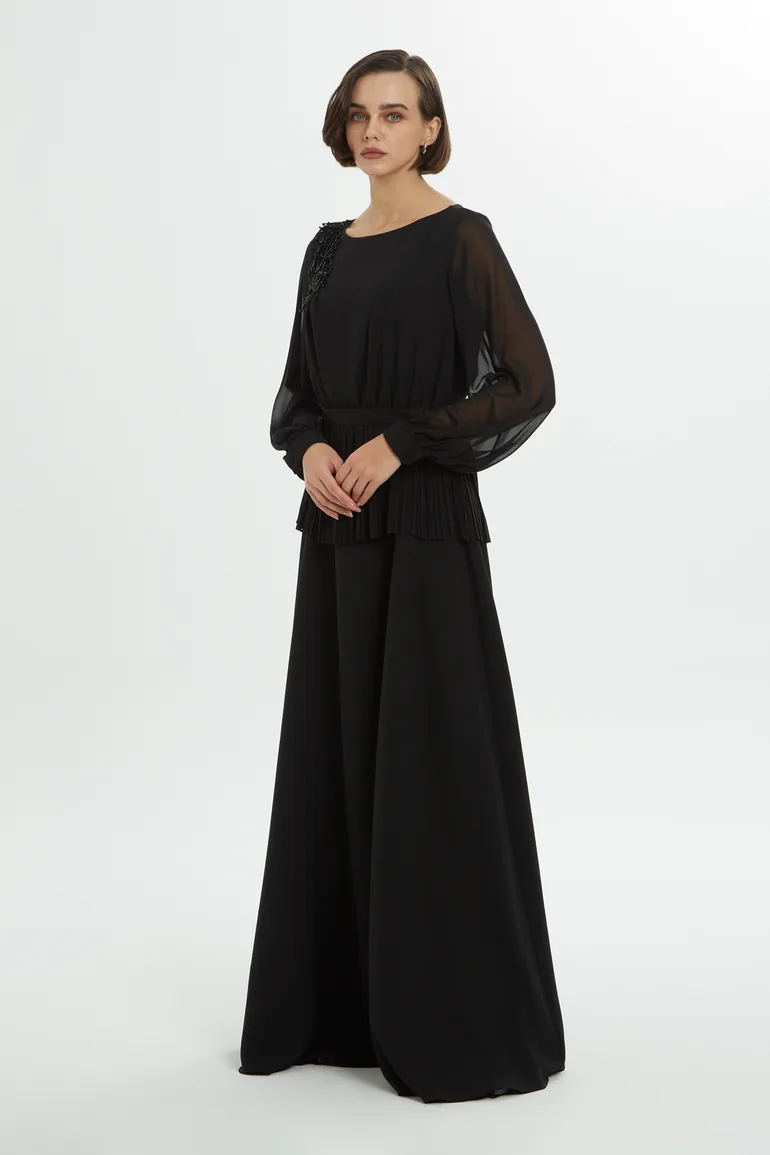فستان طويل بتطريز مزين بالخرز لون أسود  - 1