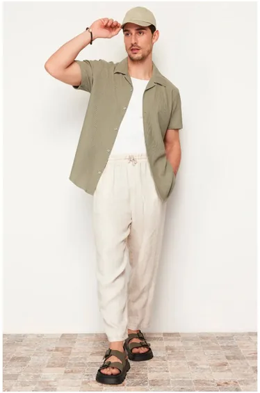 قميص رجالي بياقة عريضة لون أخضر