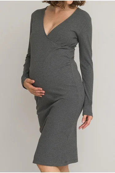 فستان بتصميم لف للحوامل