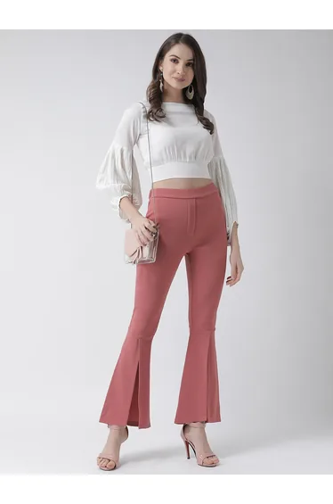 توب أبيض قصير بأكمام طويلة