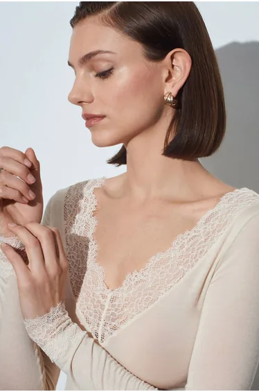 DILVIN Slim Fit V-Neck Lace Blouse