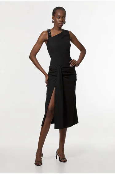 فستان بياقة غير متناظرة بحمالات رفيعة 