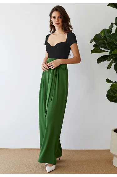 U-Shape Wide Collar Fitted Knit Top in Black