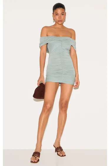 فستان قصير مزموم بثنيات بأكتاف مكشوفة لون أخضر