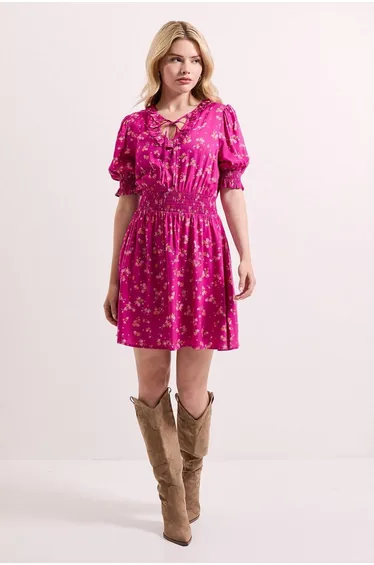 فستان قصير بخصر مزموم بربطة ياقة بطبعة أزهار لون زهري