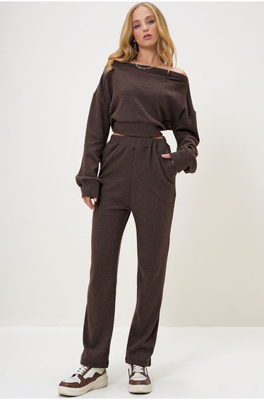 Women's Brown Fabric Madonna Collar Crop Sweat and Elastic Leg Trouser Set