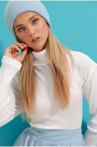 Sweater - White - Fitted