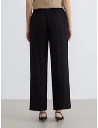 Effortless elegance meets everyday comfort in our wide-leg trousers with a flattering elasticated waist. - 3