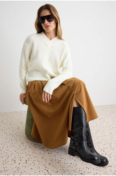Ecru Closed V-Neck Knitwear Sweater