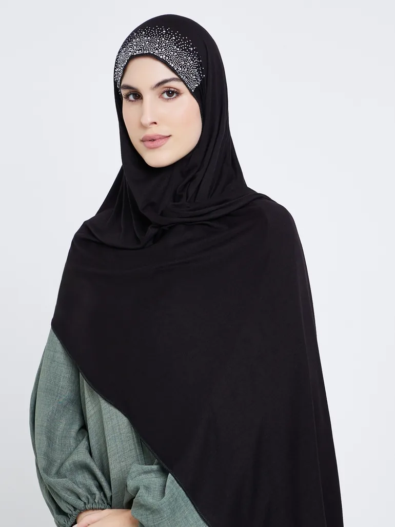 طرحة باللون الأسود