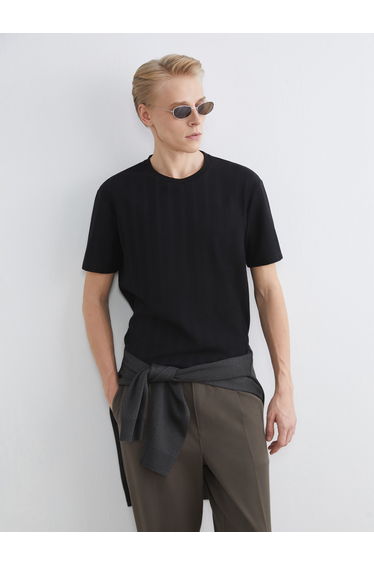 Men's textured T-shirt with a crew neck.
