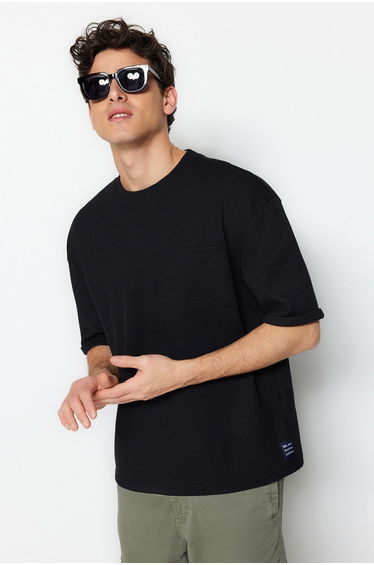 T-Shirt - Black - Relaxed fit