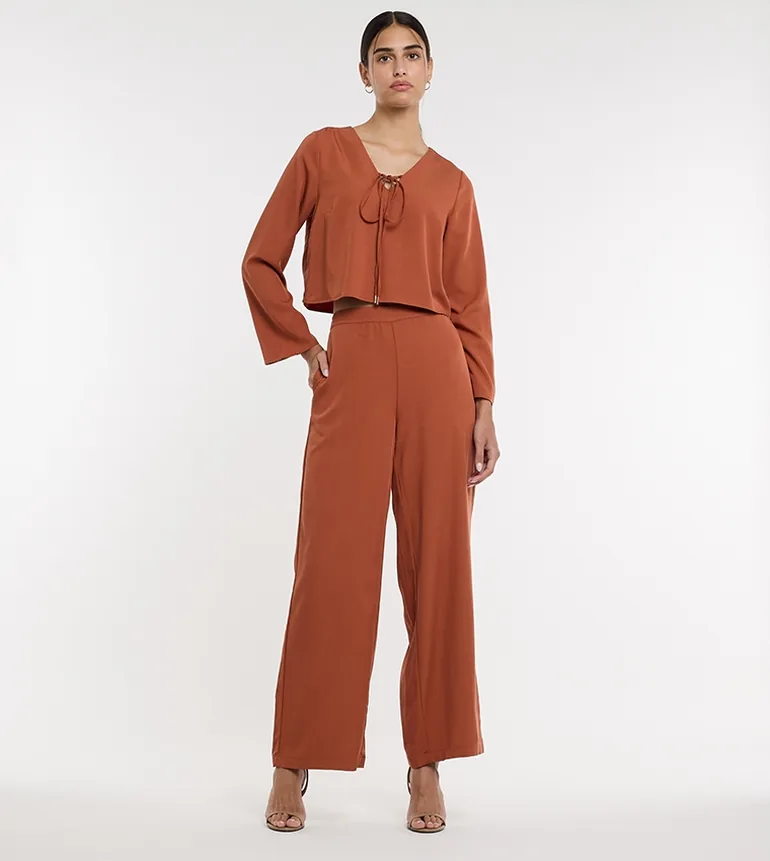 BCBG SOLID WOVEN TOP