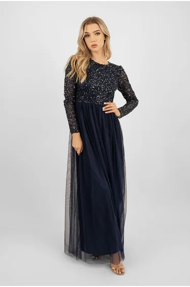 فستان بأكمام طويلة