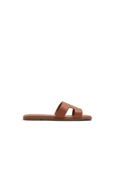 Haylee  /  Flat Sandals