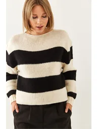 Women's Crew Neck Striped Knitwear Sweater - 1