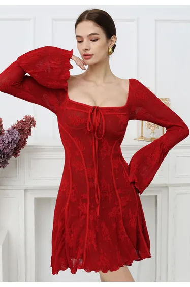 فستان قصير بياقة مربعة بطبعة أزهار