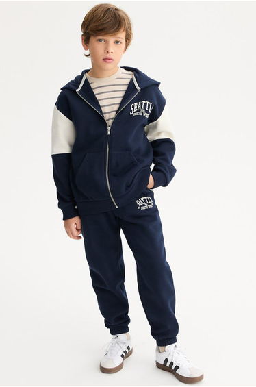Sweatshirt/Joggers Outfit