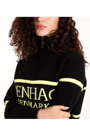 سترة بلو فانيلا أسود محبوك بأكمام طويلة