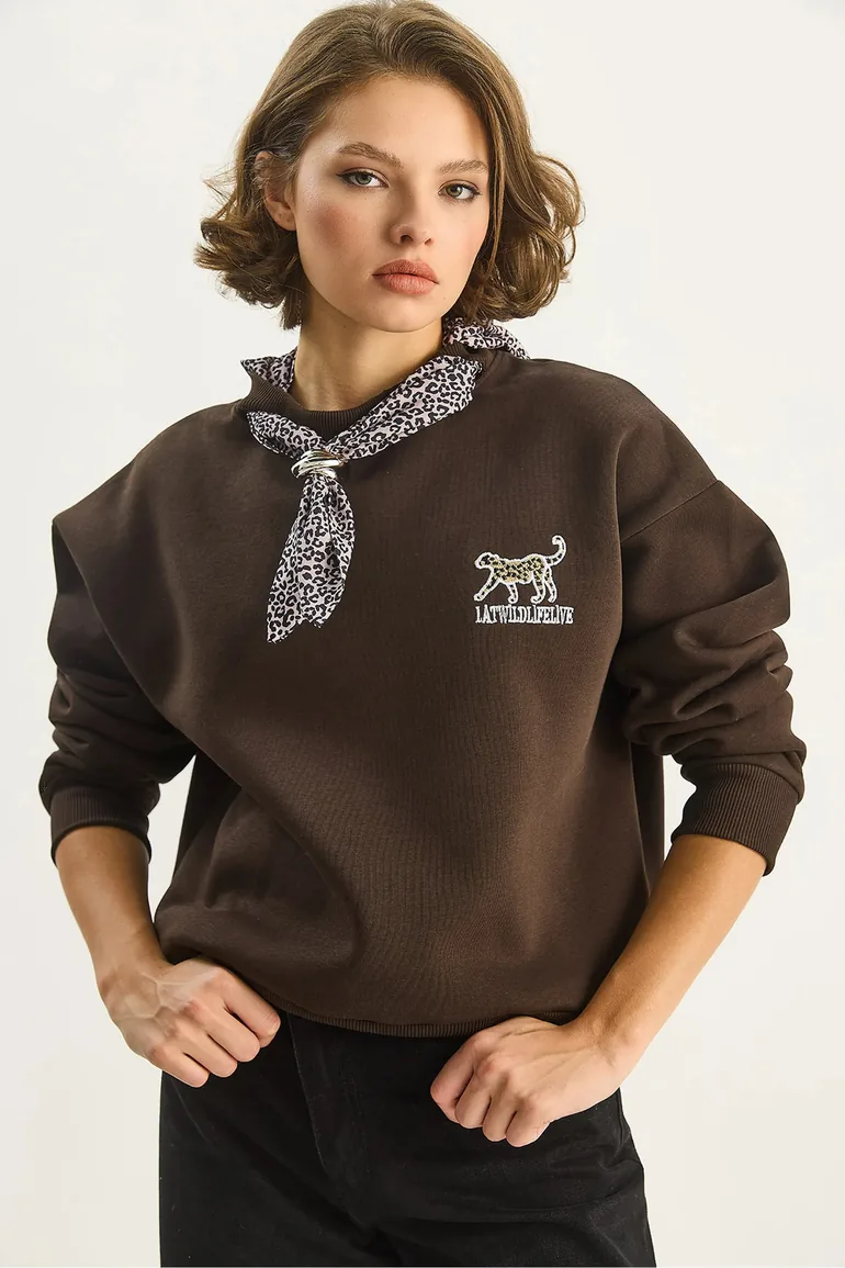 LUCCI Embroidered Crew Neck Sweatshirt with Leopard Print Accessory - 5