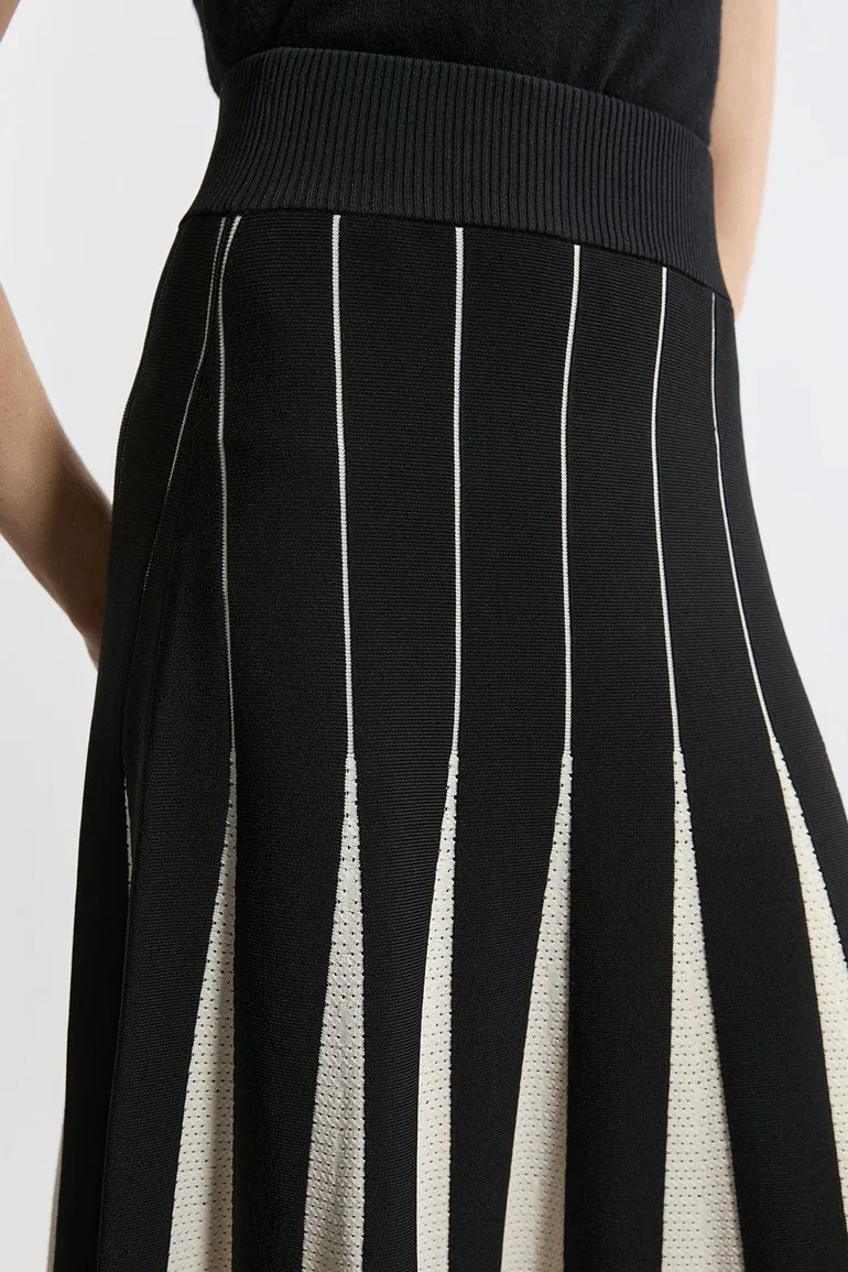 Pointelle Knit Colour Blocked Pleated Skirt - 1