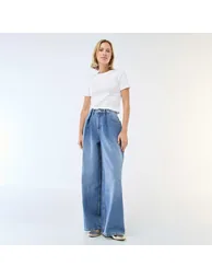 تيشيرت أبيض بأكمام قصيرة
