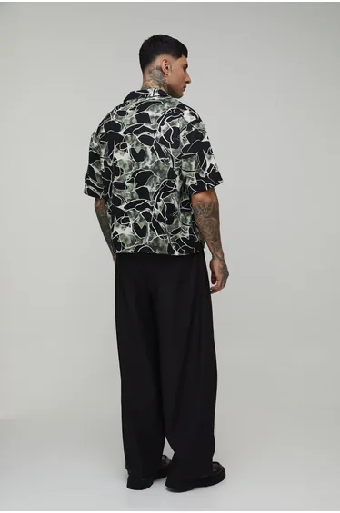 قميص برمودا بتصميم واسع عريض بطبعة