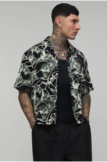 قميص برمودا بتصميم واسع عريض بطبعة