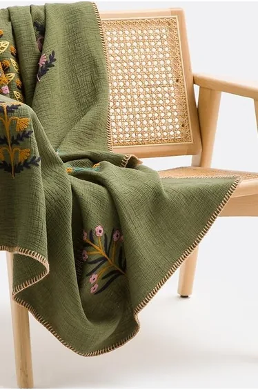 غطاء بتطريز أزهار