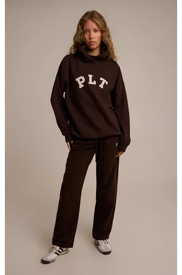 هودي بتصميم واسع بطبعة شعار لون بني