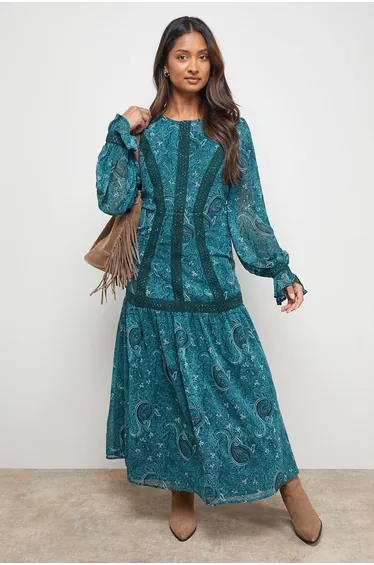 فستان ميدي بتداخل دانتيل بأكمام منفوخة