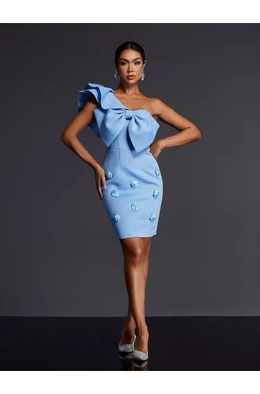 فستان قصير بفيونكة بكتف واحد بأزهار